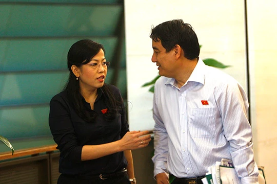 Bí thư Thứ nhất Trung ương Đoàn Nguyễn Đắc Vinh tại hành lang Quốc hội (ảnh: Việt Hưng).