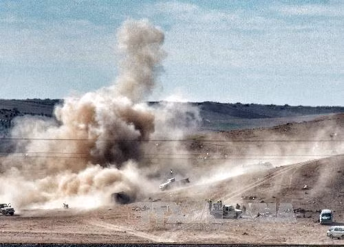 Khói bốc lên sau các cuộc giao tranh tại Kobane. Ảnh: AFP-TTXVN