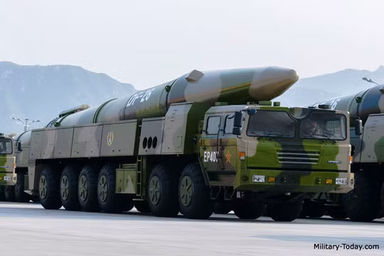 Hệ thống tên lửa đạn đạo Đông Phong 26 (DF-26) của Trung Quốc. Ảnh minh họa Rusian Gazeta