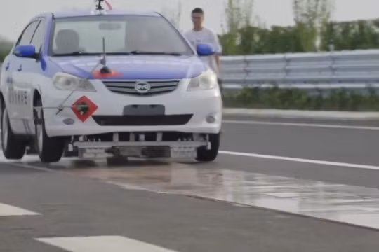 Xe ô tô thử nghiệm trên đệm từ trường. Ảnh video tài khoản Twitter QinduoXu