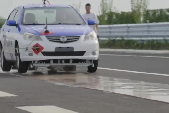 Xe ô tô thử nghiệm trên đệm từ trường. Ảnh video tài khoản Twitter QinduoXu