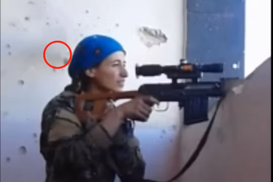 Nữ xạ thủ người Kurd suýt bị dính đạn bắn tỉa của IS