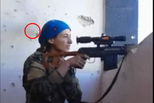 Nữ xạ thủ người Kurd suýt bị dính đạn bắn tỉa của IS