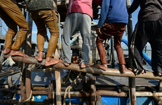 Ngoài nam công nhân, thậm chí trẻ em và phụ nữ cũng tham gia vào công việc vất vả và nguy hiểm này. Ảnh: Bloomberg