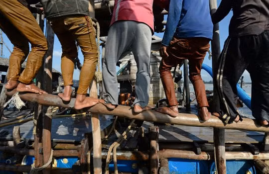 Ngoài nam công nhân, thậm chí trẻ em và phụ nữ cũng tham gia vào công việc vất vả và nguy hiểm này. Ảnh: Bloomberg