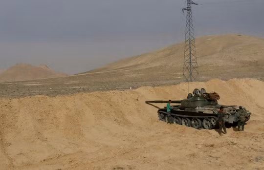 Xe tăng quân đội Syria trên chiến trường Palmyra