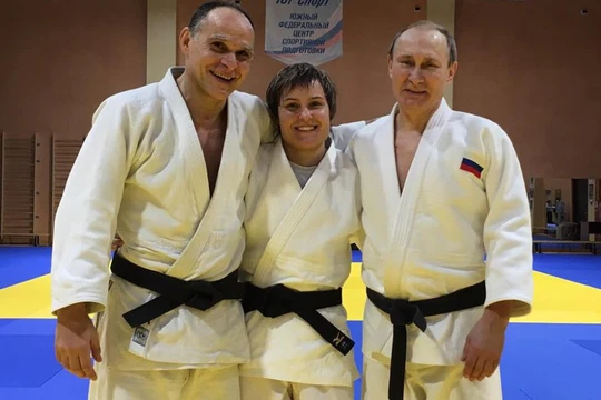 Nữ vận động viên người Briansk Kuzyutina cúng huấn luyên viên và tổng thống Nga