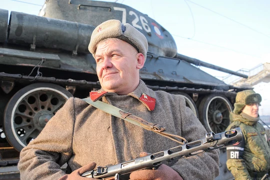 Đoàn xe tăng T-34 Lào tại thành phố Chita. Ảnh minh họa: Dknews Khazastan.