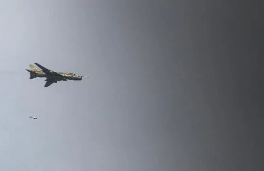 Máy bay chiến đấu không quân Syria ném bom phiến quân