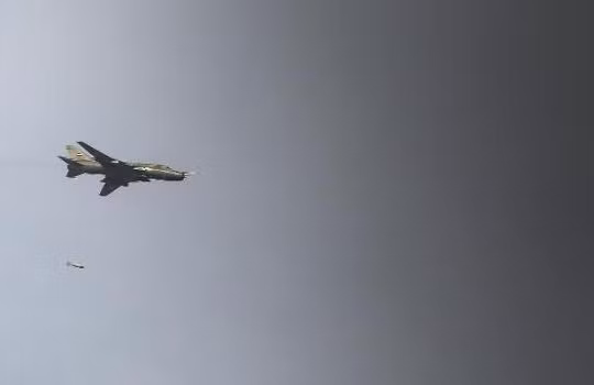 Máy bay chiến đấu không quân Syria ném bom phiến quân