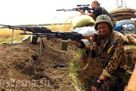 Binh sĩ Ukraina trong chiến hào chiến trường Donbass. Ảnh Rusvesna