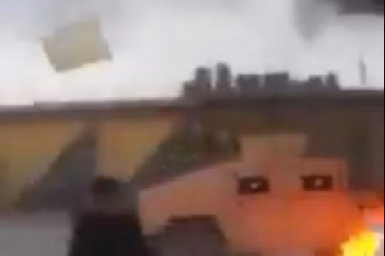 Các tay súng nổi dậy của bộ lạc đốt cháy lốp xe, chiếm trạm kiểm soát ở thị trấn Al-Mansura, tỉnh Raqqa