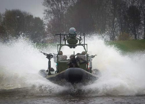 Một hệ thống iSea - 20 HD gắn trên xuồng cao tốc - ảnh công ty Controp Precision Technologies 