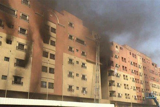 Khói bốc lên từ khu chung cư bị cháy - Ảnh: AP