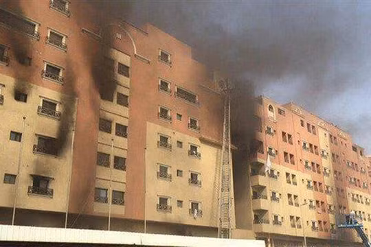 Khói bốc lên từ khu chung cư bị cháy - Ảnh: AP