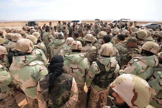 Binh sĩ quân đội Syria trên chiến trường Palmyra