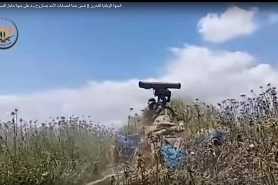 Các tay súng "thánh chiến" sử dụng tên lửa chống tăng có điều khiển ATGM tấn công quân đội Syria. Ảnh minh họa video "đối lập" Syria