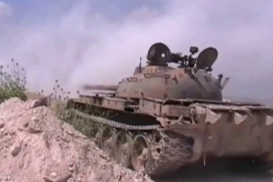 Một chiếc xe tăng Syria đang pháo kích trên chiến trường