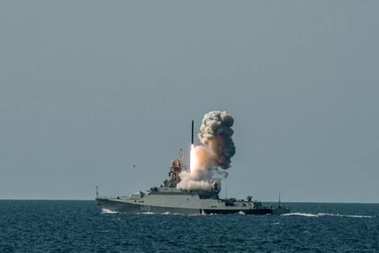 Chiến hạm Nga phóng tên lửa hành trình Kalibre. Ảnh Bộ Quốc phòng Nga.