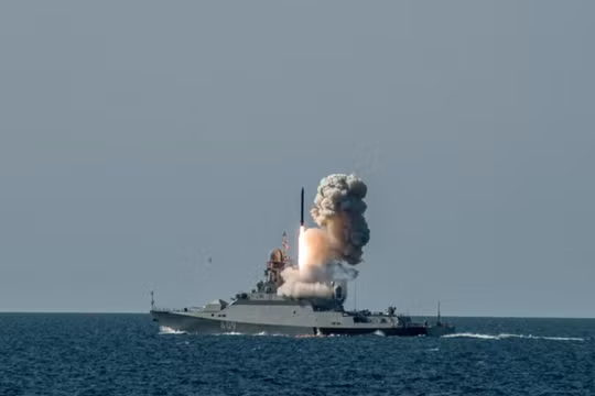 Chiến hạm Nga phóng tên lửa hành trình Kalibre. Ảnh Bộ Quốc phòng Nga.