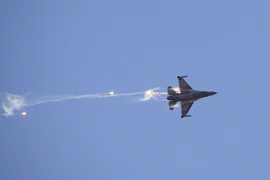 Máy bay F-16 Israel bị phòng không Syria bắn hạ Ảnh minh họa RT