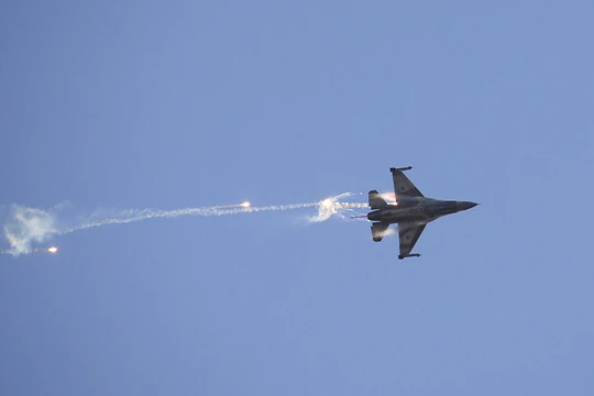 Máy bay F-16 Israel bị phòng không Syria bắn hạ Ảnh minh họa RT