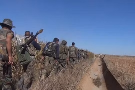 Binh sĩ lực lượng Tigers hành quân trên chiến trường Aleppo