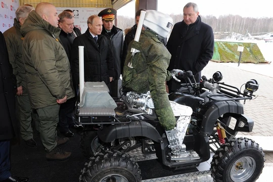 Tổng thống Nga Vladimir Putin khảo sát mẫu robot mới nhất của nước này, có thể hoạt động như người thật, do Viện trung tâm nghiên cứu khoa học Tochmash thiết kế.