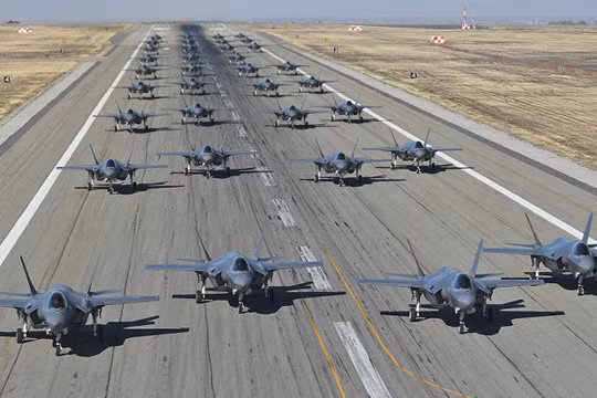 Cuộc diễn tập có 35 máy bay tiêm kích tàng hình F-35A Elephant Walk. Ảnh minh họa Military Watch Mgazine