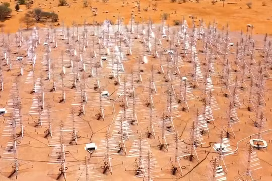 Hệ thống kính thiên văn vô tuyến SKA ở Australia. Ảnh video Bộ Công nghiệp, Khoa học và Tài nguyên Australia.