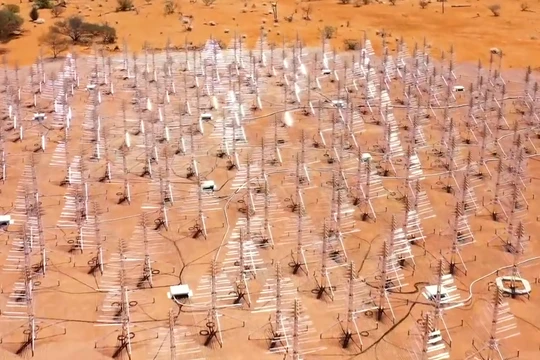 Hệ thống kính thiên văn vô tuyến SKA ở Australia. Ảnh video Bộ Công nghiệp, Khoa học và Tài nguyên Australia.