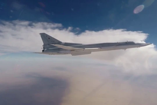 Máy bay ném bom chiến lược Nga Tu--22M3 không kích ở Syria - ảnh video Ruptly