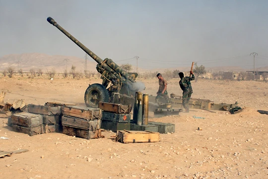 Pháo binh quân đội Syria chiến đấu trên sa mạc tỉnh Homs