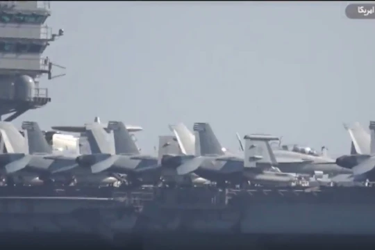 Tàu sân bay Mỹ USS John C. Stennis bắt đầu tiến vào Vịnh Ba Tư. 