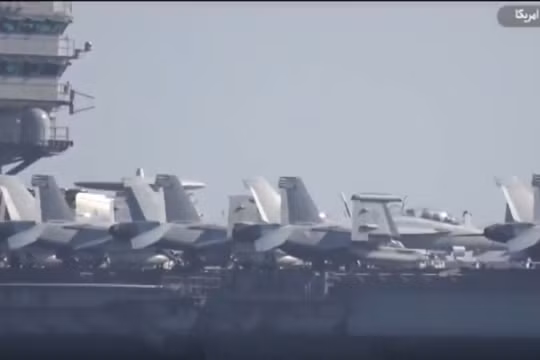 Tàu sân bay Mỹ USS John C. Stennis bắt đầu tiến vào Vịnh Ba Tư. 