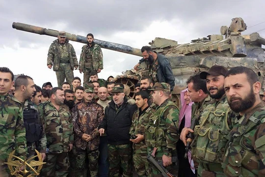 Thiếu tướng Jameel al-Hassan, tư lệnh lực lượng trinh sát đường không và thiếu tướng Souhail al-Hassan tư lệnh lực lượng Tigers với các binh sĩ