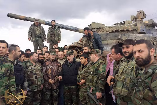 Thiếu tướng Jameel al-Hassan, tư lệnh lực lượng trinh sát đường không và thiếu tướng Souhail al-Hassan tư lệnh lực lượng Tigers với các binh sĩ