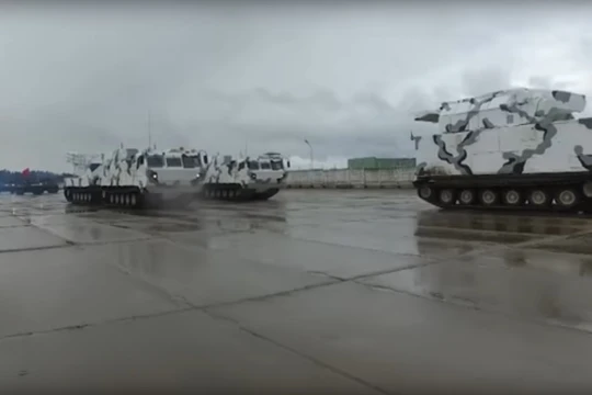 Các xe thiết giáp Bắc Cực huấn luyện diễu hành 