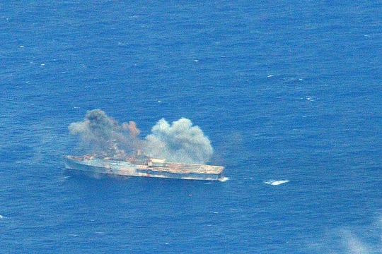 Tàu vận tải đổ bộ USS Ogden (LPD 5) bị đánh chìm