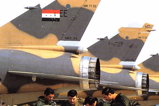 Phi công Iraq chuẩn bị trước khi không kích Iran.