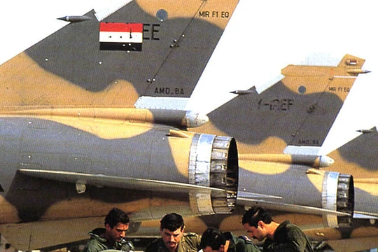 Phi công Iraq chuẩn bị trước khi không kích Iran.