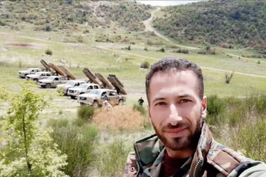 Các đơn vị hỏa lực sư đoàn cơ giới số 4 tấn công thị trấn Kabani, Latakia. Ảnh minh họa Al-Masdar News