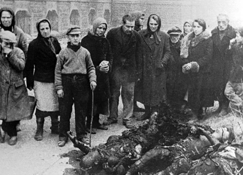 Người dân thành phố Poltava, Ukraine đứng trước thi thể của những người bị quân phát xít thiêu sống ngày 23/9/1943.