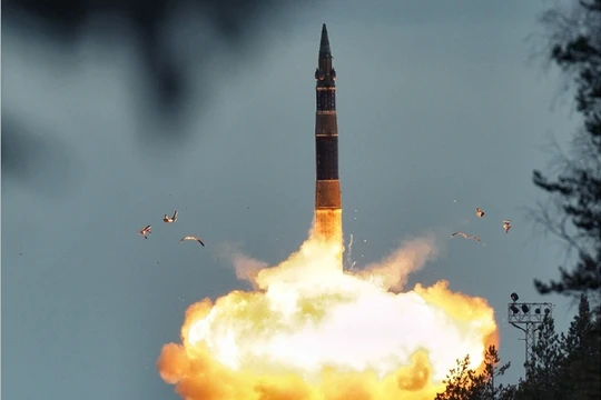 Phóng tên lửa đạn đạo RS-12M "Topol" - ảnh minh họa Masdar News