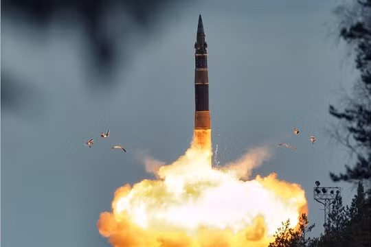 Phóng tên lửa đạn đạo RS-12M "Topol" - ảnh minh họa Masdar News