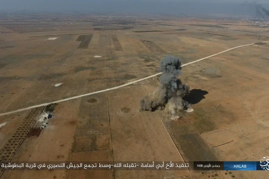 Một xe bom tự sát bị phá hủy từ trên không trên chiến trường Aleppo