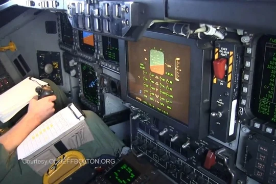 Toàn cảnh phía trước buồng lái máy bay B-2 Spirit. Ảnh: Jeff Bolton.