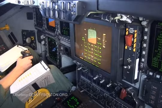 Toàn cảnh phía trước buồng lái máy bay B-2 Spirit. Ảnh: Jeff Bolton.