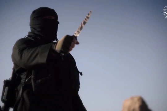 Khủng bố IS đe dọa hành quyết 10 người một ngày nếu SDF không dừng tấn công. Ảnh minh họa: video South Front.
