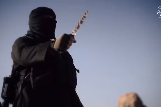 Khủng bố IS đe dọa hành quyết 10 người một ngày nếu SDF không dừng tấn công. Ảnh minh họa: video South Front.